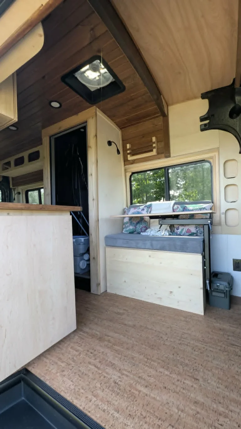 Ébénisterie en bois et espace de vie dans une réalisation Migration VR