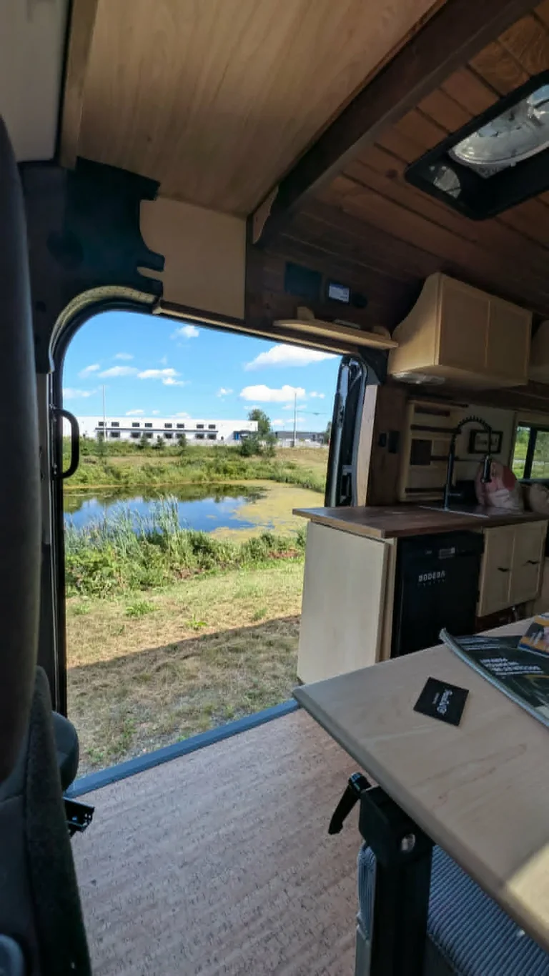 Une porte sur le paysage dans un VR Migration
