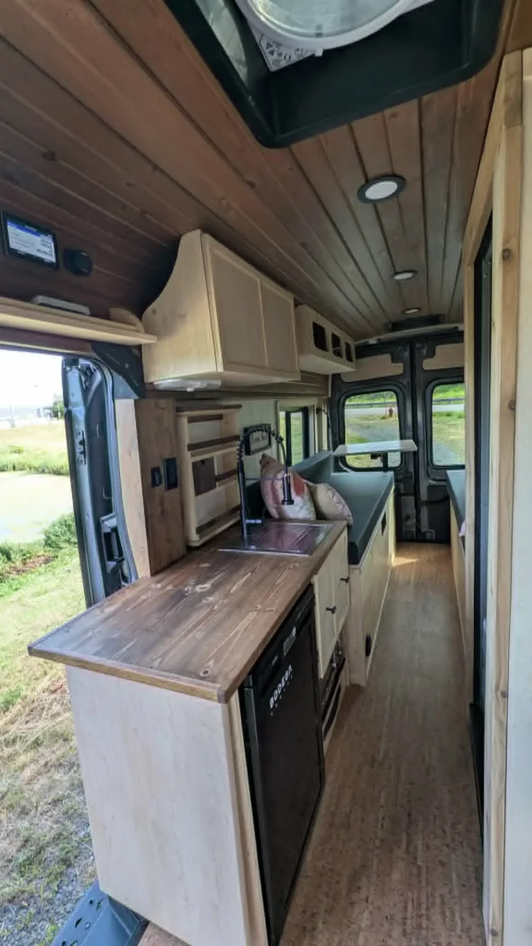 L’aménagement en bois, la cuisine et les rangements d’un VR Migration